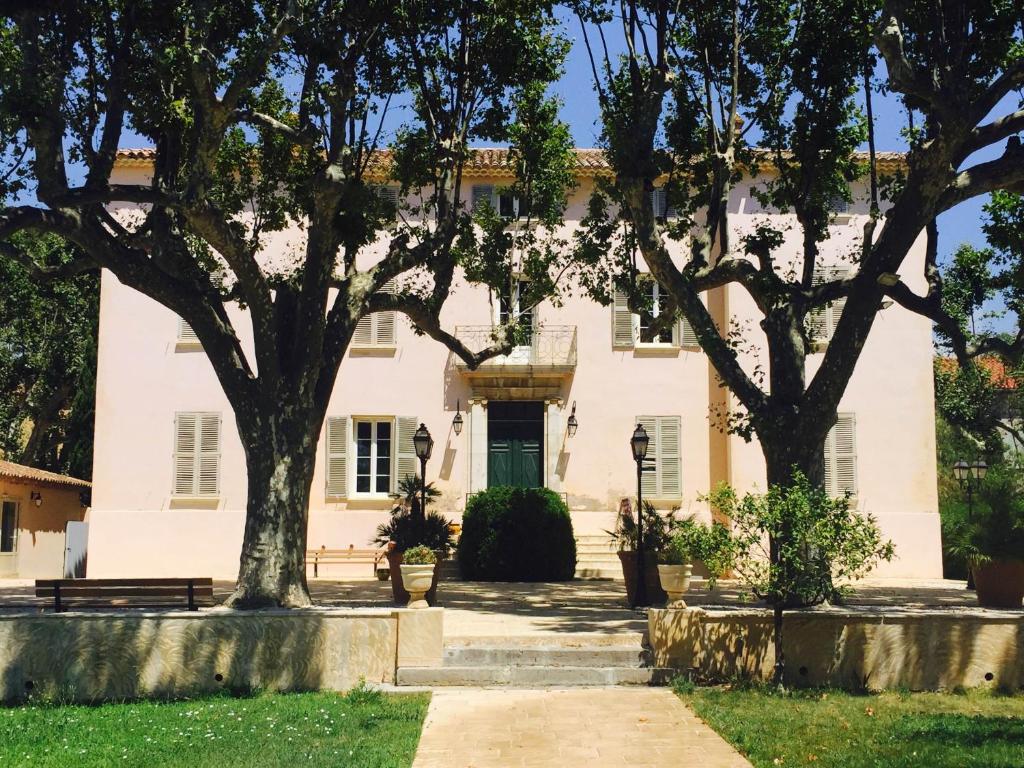 Maisons de vacances Le château des Anglades Quartier Couture 1845 route de Nice 83400 Hyères