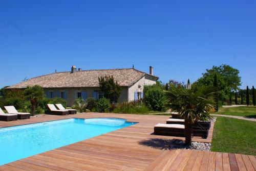 Le Domaine des Doucins & Spa, Gîte 4 étoiles, 10 minutes de Jonzac piscine et spa