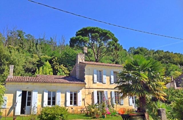 Maisons de vacances Le Pain de Lune Gîte et Chambre d'hôtes avec Piscine 6  le Pain de Sucre 33710 Bourg