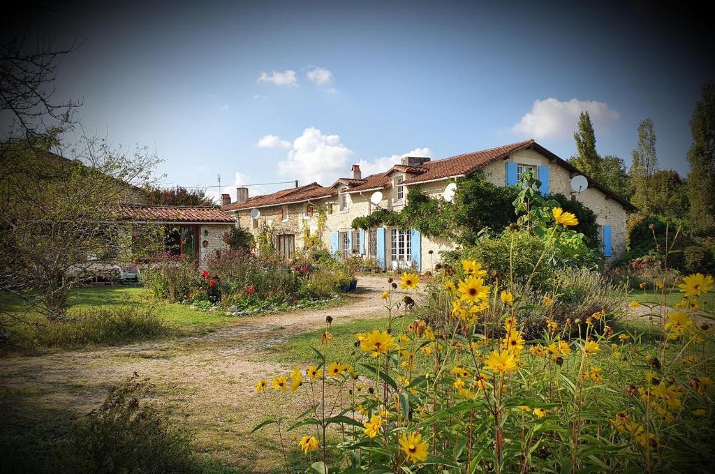 Maisons de vacances Lemoniegites Les Essards 16210 Lemonie