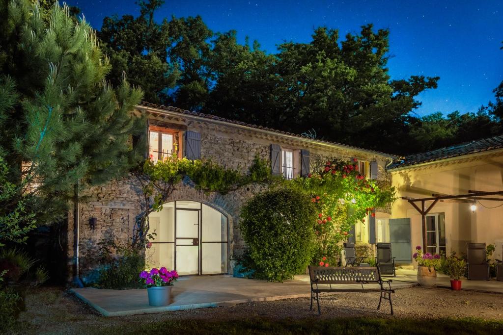 Maisons de vacances Les Beaux Chenes 1205, Chemin Les Perrins Le Mas Eva 26160 Pont-de-Barret