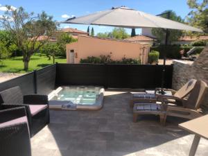Les Bougainvillees