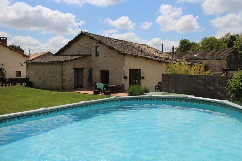 Maisons de vacances Les Cerisiers Gîtes Bourchenin 79120 Lezay