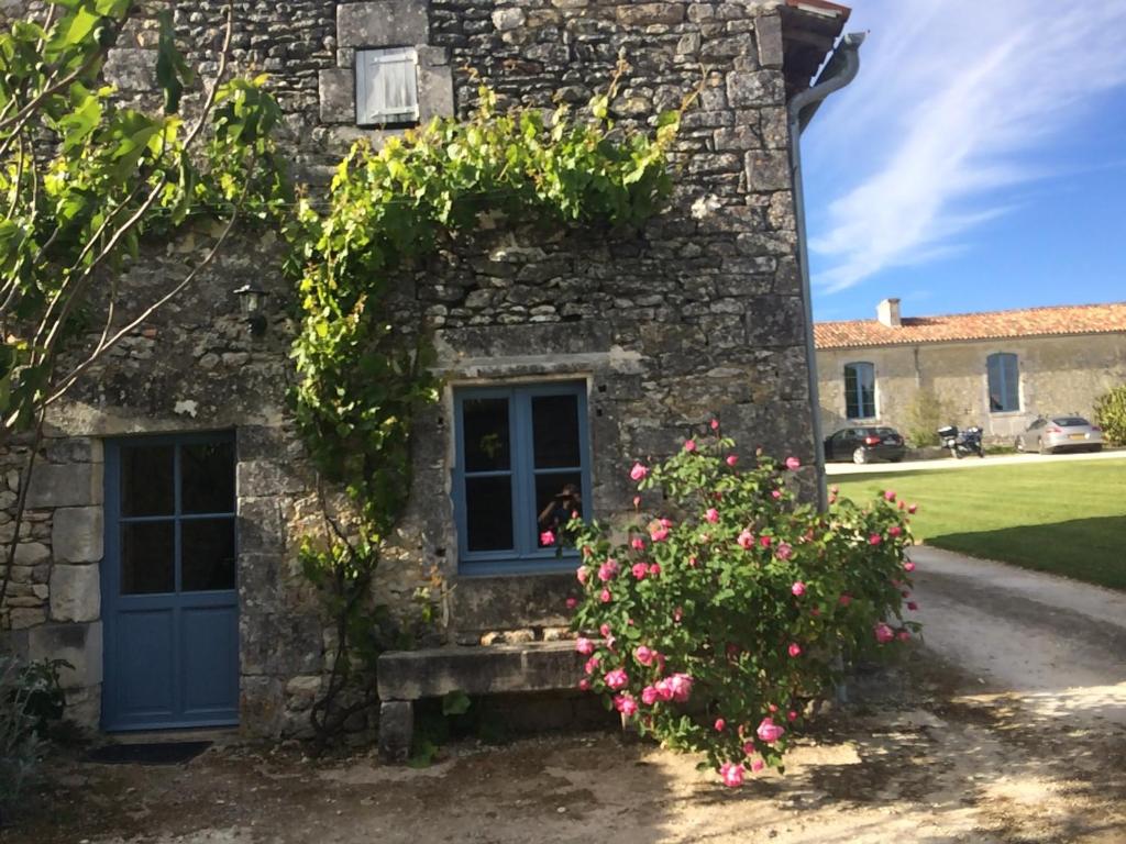 Maisons de vacances Les Gîtes de l'Astrée LE LOGIS 17770 Saint-Bris-des-Bois