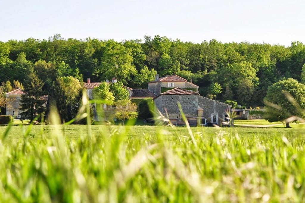 Maisons de vacances Logis de Bournet 3 Chemin du Logis 16440 Mouthiers-sur-Boëme