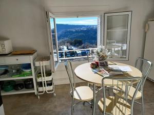 Maisons de vacances Maison avec 2 chambres est un Gîte Brugière et maison une chambre est une chambre d'hôtes rue des cerisiers 63150 Murat-le-Quaire Auvergne