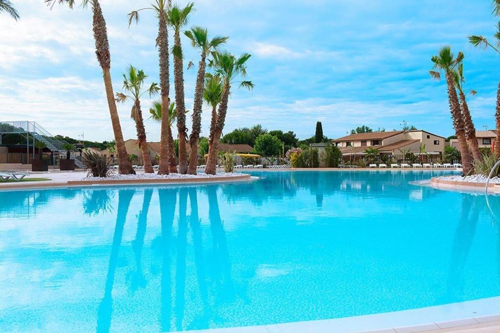 Maisons de vacances Maison avec piscine chauffée de Pâques à la toussaint TAMARIS accès animation & parc aquatique DE juin à fin septembre 2 Avenue des Mûriers 34420 Portiragnes