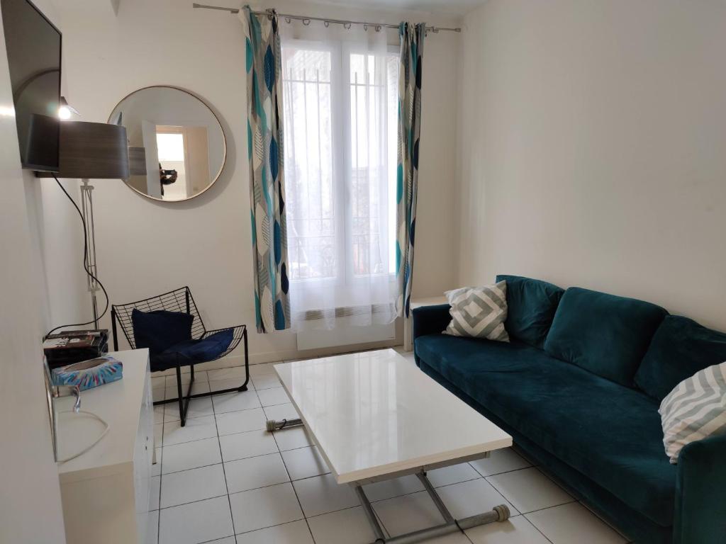 Modern 1 bedroom apartment near the metro. 6 Rue Pierre Brossolette, 94200 Ivry-sur-Seine