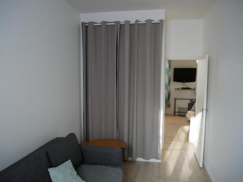 Modern 1 bedroom apartment near the metro.