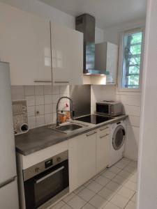 Modern 1 bedroom apartment near the metro.