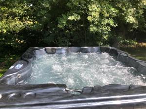 PAUSE NATURE Propriété avec PISCINE CHAUFFÉE, SPAs, SAUNA, HAMMAM Shower avec 8 chambres et 8 salles de bain privatives