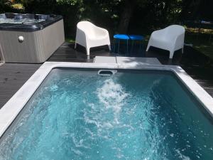 PAUSE NATURE Propriété avec PISCINE CHAUFFÉE, SPAs, SAUNA, HAMMAM Shower avec 8 chambres et 8 salles de bain privatives