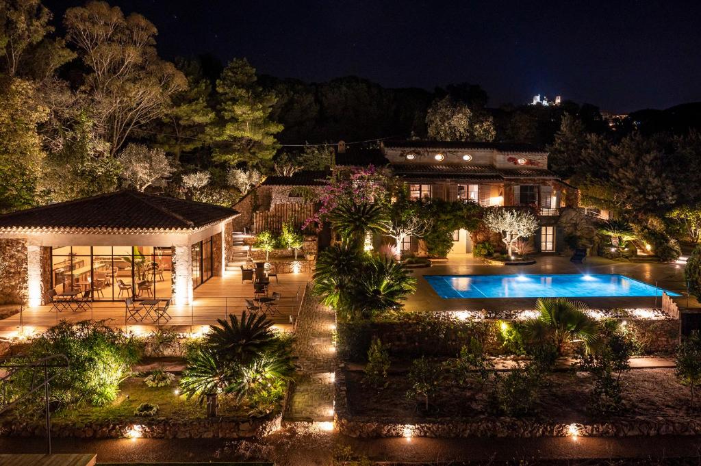 PAUSE NATURE Propriété avec PISCINE CHAUFFÉE, SPAs, SAUNA, HAMMAM Shower avec 8 chambres et 8 salles de bain privatives 02580 Sorbais