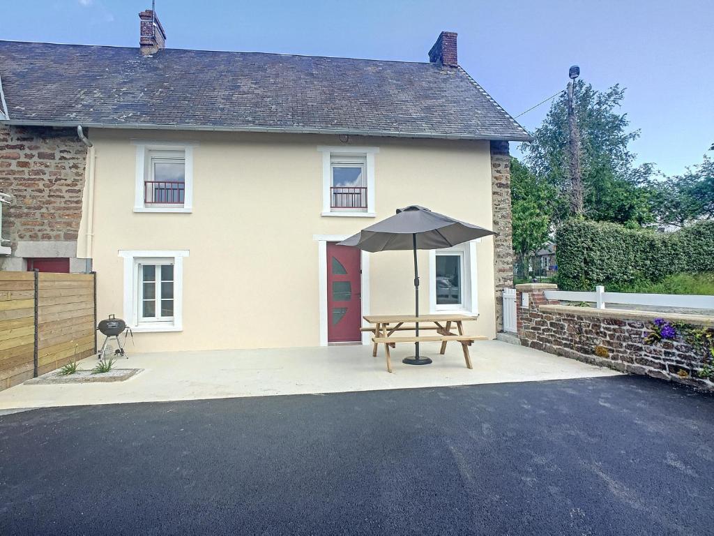 Maisons de vacances petite maison proche centre ville 4 Chemin de la Clairette 50290 Bréhal