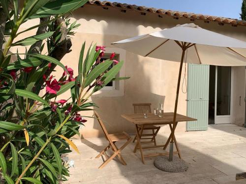 Provence, Alpilles, 1 chambre 2personnes ou 2 chambres 4 personnes, Piscine, AC, à côté d'Eygalières et Saint Rémy de Provence