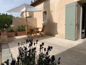 Provence, Alpilles, 1 chambre 2personnes ou 2 chambres 4 personnes, Piscine, AC, à côté d'Eygalières et Saint Rémy de Provence