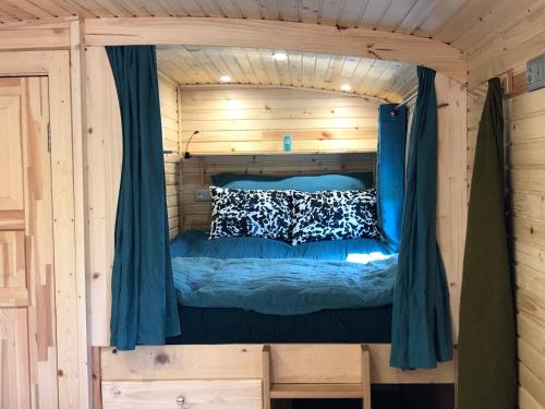 Roulotte Gîtes O bien-être massage Spa Séjour bien-être en hébergement insolite roulotte Karantez ou en gîtes Melon ou Yock à 800 m des plages Maison d'hôte Drogou