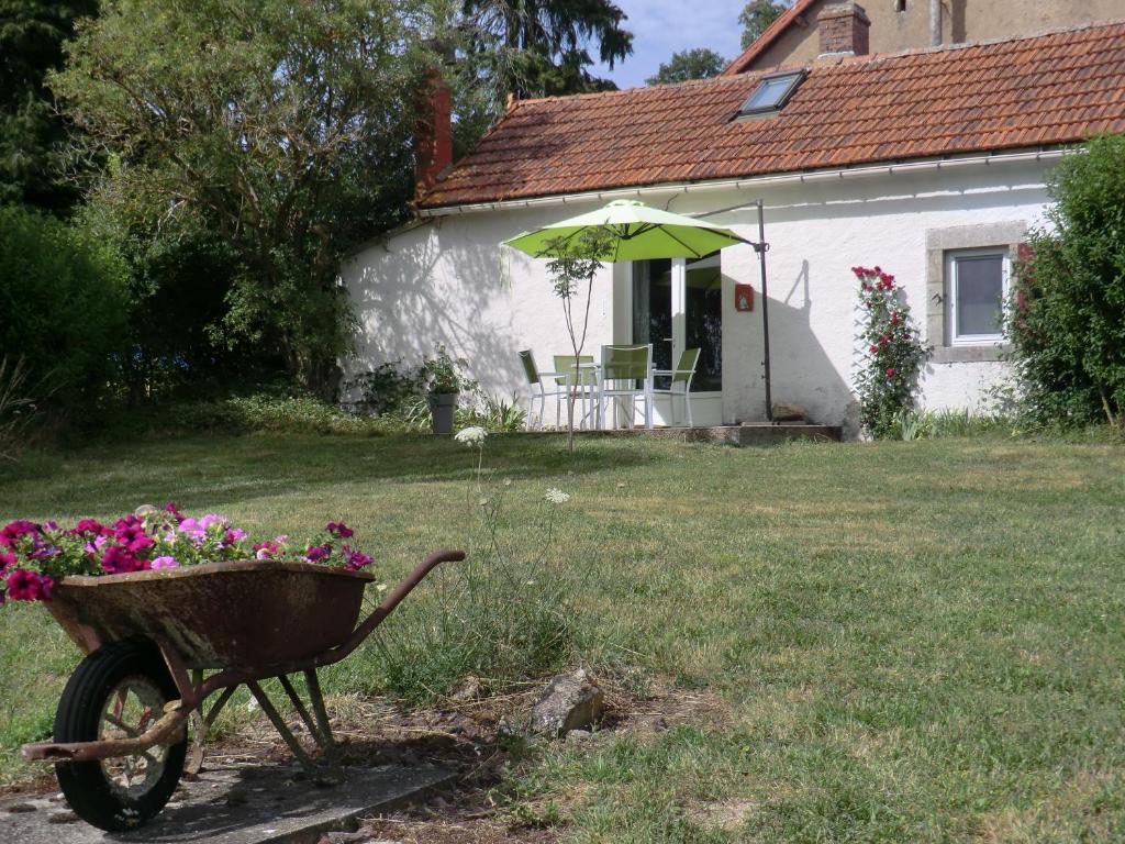 Maisons de vacances Sans Parure : Gîtes Les Beauffes 63700 Buxières-sous-Montaigut