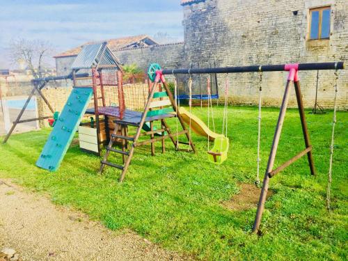 The Courtyard Gites en Charente Charmant Avec Piscine et WIFI Parfait en Famille ou En Couple