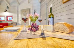 traumHaff - Sea Hideaway Ostsee Region - privates NORDICSPA, Kamin, Kunst, Hund 300m zum Strand