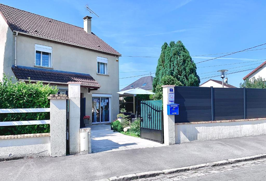 Maisons de vacances MaisonTevy 50 rue de Malnoue, 77340 Pontault-Combault