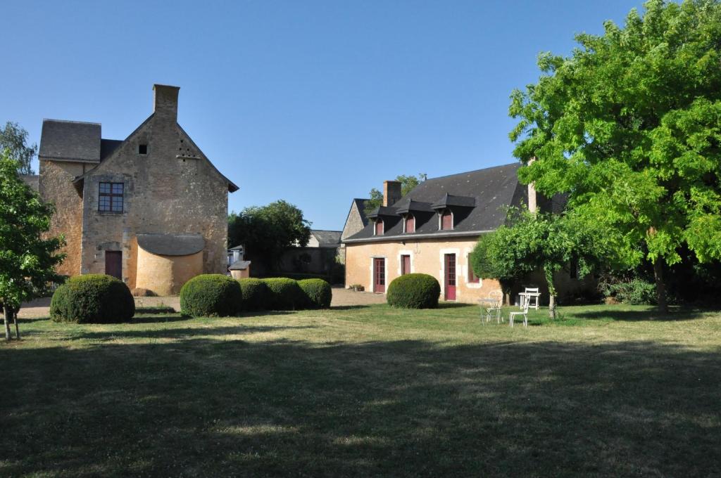 B&B / Chambre d'hôtes Manoir de la Croix Verte 12 Rue Adrien Roine, 72200 Le Bailleul