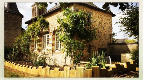 B&B / Chambre d'hôtes Manoir de la Grand'Cour 2 place de l'église Soulgé-sur-ouette