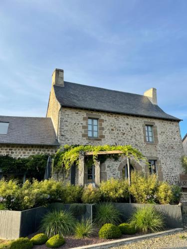 B&B / Chambre d'hôtes Manoir de la Nogrie - Chambre de charme 2 à 4 personnes - Piscine chauffée sur domaine 5 étoiles 14 Rue de la Nogrie Val-dʼIzé