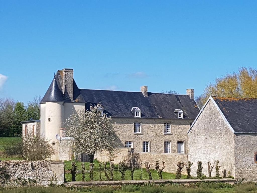 B&B / Chambre d'hôtes Manoir de Pierreville Pierreville, 50480 Audouville-la-Hubert