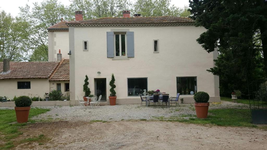 Maison d'hôtes Manoir en Crau La Roseraie 4441 Route de la Crau, La Roseraie, 13280 Arles