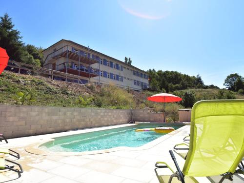 Maison de vacances Mansion in Cuzy with Swimming Pool Terrace and Heating  Cuzy