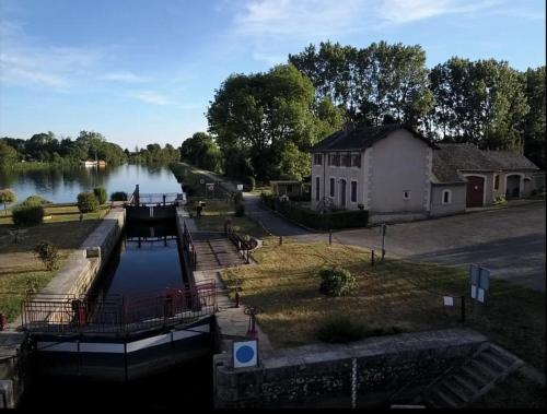 MARA RIVIERE Gîte d'étape sur la Vélo Francette La Jaille-Yvon france