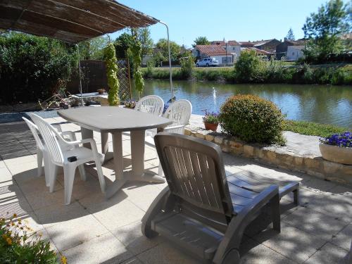 MARAIS POITEVIN pêche ,barque, vélos, wifi, linge, cheminée, cuisine La Taillée france