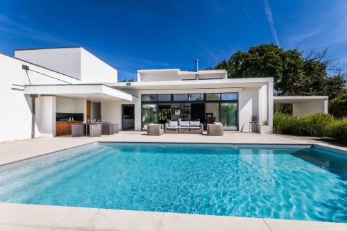 Villa MARBLE  KEYWEEK Villa avec piscine chauffée et jardin à Biarritz 80 rue de salon Biarritz