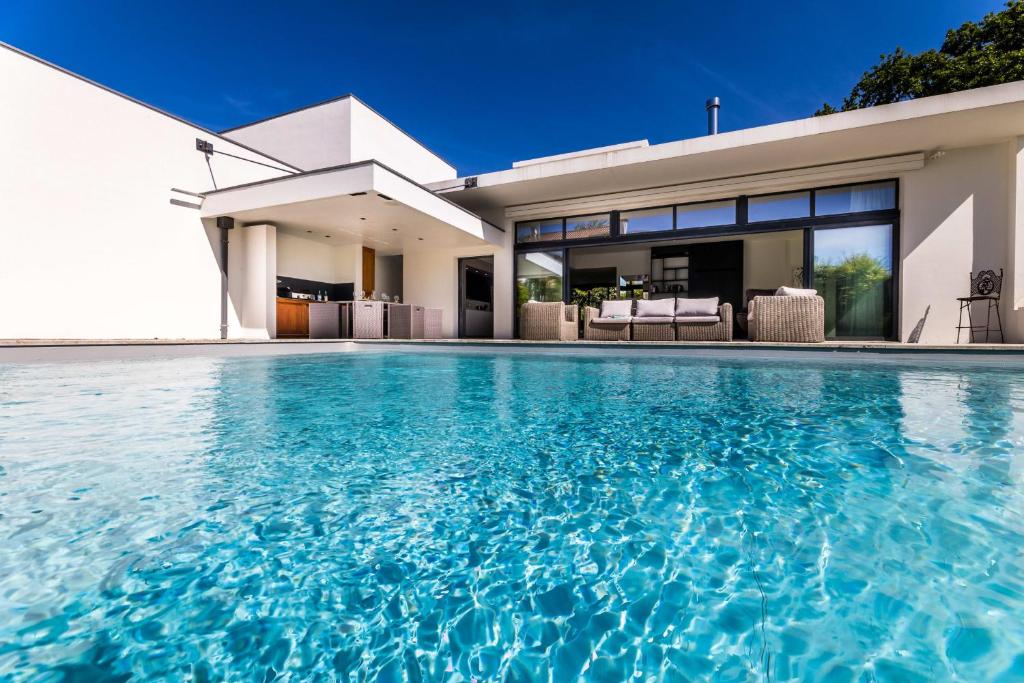 Villa MARBLE  KEYWEEK Villa avec piscine chauffée et jardin à Biarritz 80 rue de salon, 64200 Biarritz