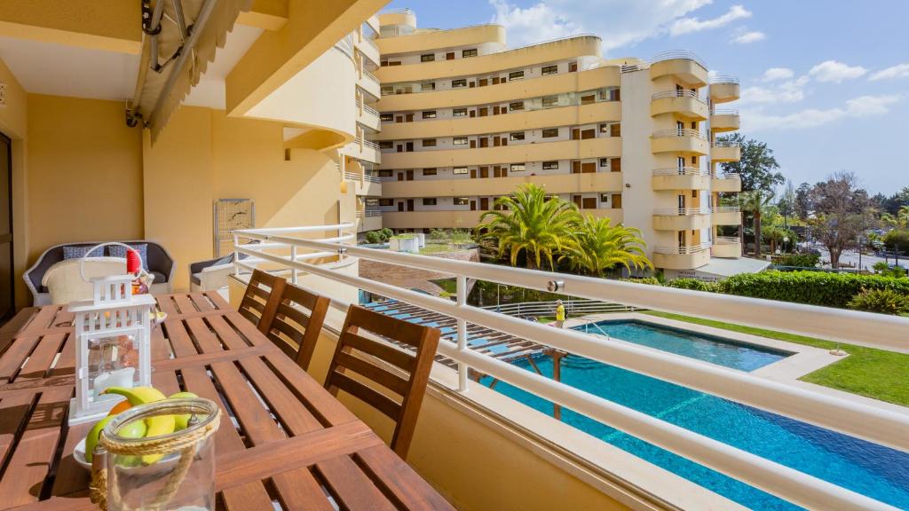 Appartement Marina 2BDR Apartment With Balcony & Pool - 5min from beach by LovelyStay Avenida da Marina, Edificio Marina Mar Lote H3 1º 102, 8125-406 Quarteira