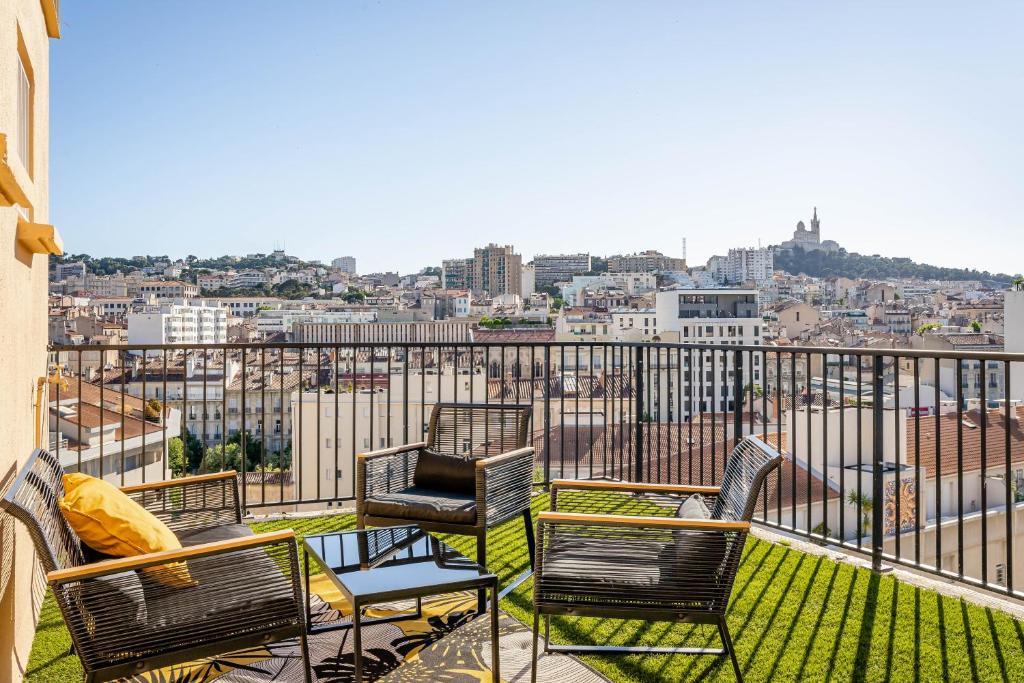 Appartement Marseille: Superbe vue sur Notre-Dame de la Garde 10 IÈME ÉTAGE PORTE DE GAUCHE 2 Rue du Docteur Albert Schweitzer, 13006 Marseille