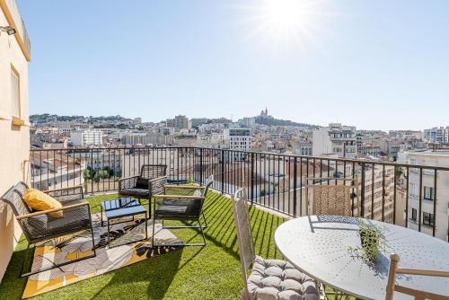 Appartement Marseille: Superbe vue sur Notre-Dame de la Garde 10 IÈME ÉTAGE PORTE DE GAUCHE 2 Rue du Docteur Albert Schweitzer Marseille