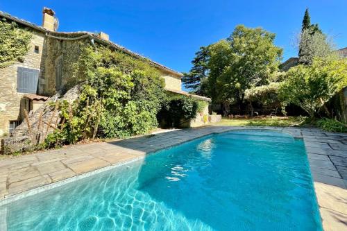 Mas au centre du village de Lussan - 6 personnes - Piscine Lussan france