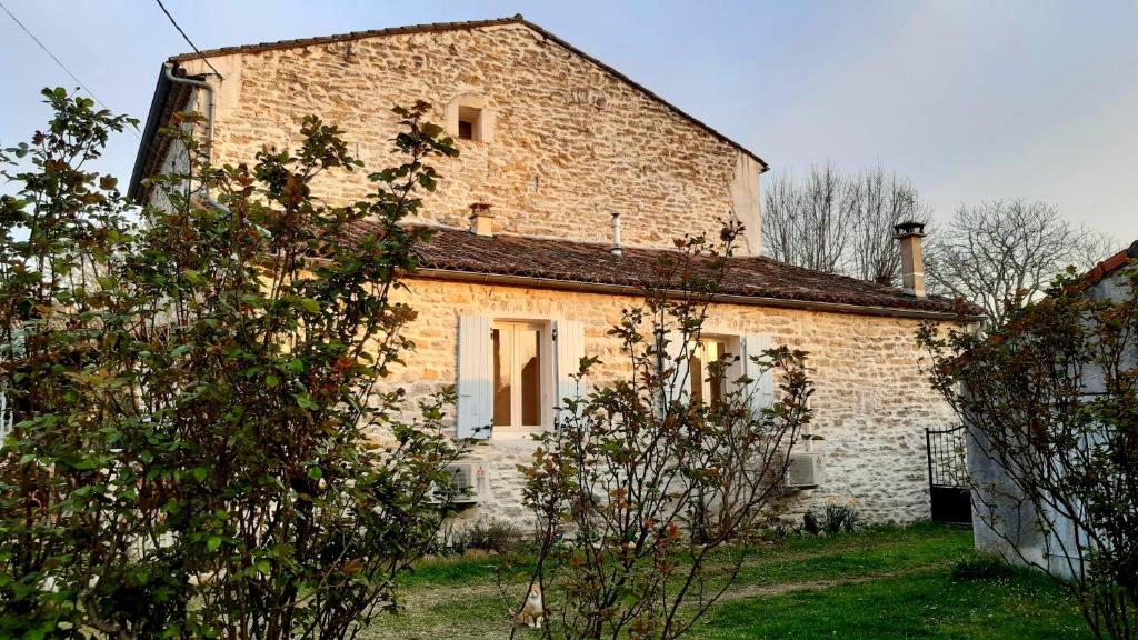 Maison d'hôtes Mas Notre-Dame, Grande chambre tendance, calme absolu, idéale couple Rue Notre Dame 194 quartier de l'église, 07120 Grospierres