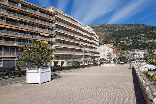 Menton, 2 pièces face à la mer, 2 minutes à pied du centre-ville. Menton france