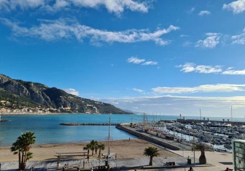 Menton 3 pièces vue mer bord de plage hyper centre Menton france