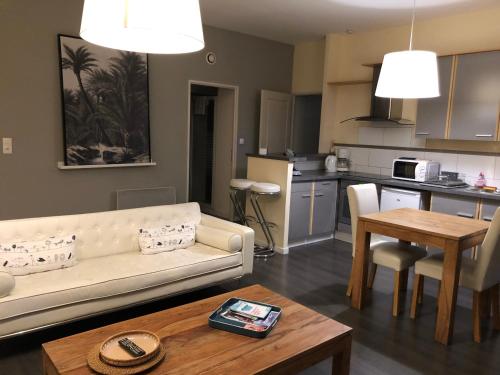 Appartement Meublé d'affaires place Dupleix 57, Place Dupleix (1er etage droite) Châtellerault