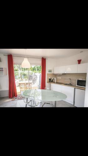 Maison de vacances MICRO MAISON ROYAN CENTRE VILLE/PLAGE A PIED 16 Rue des Sables Royan