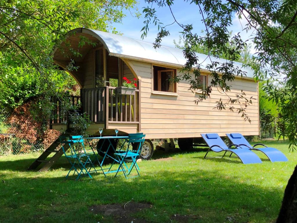 Maison d'hôtes Millygite Chalet-on-wheels by the river Roulotte A, 7 rue des petites fontaines, 91490 Milly-la-Forêt