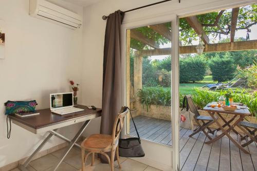 minivilla lilas indépendante à Calvi avec jardin et piscine jardin et bbq Calvi france