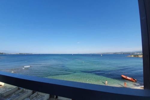 Miramare appartement pieds dans l eau vue mer féerique 180° féerique Six-Fours-les-Plages france