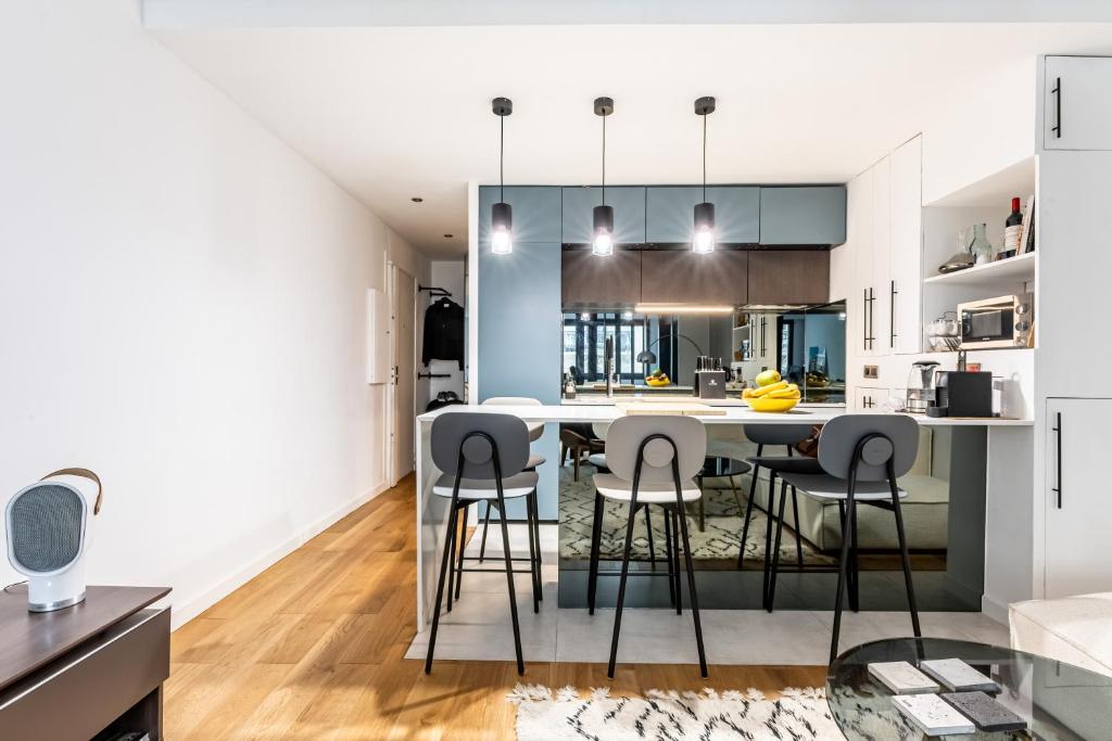 Appartement Modern & Design Loft-Style Apartment in Paris 16th 125 Rue de Longchamp, 75116 Paris