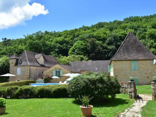 Maison de vacances Modern Holiday Home in Aquitaine with Swimming Pool  Prats-de-Carlux