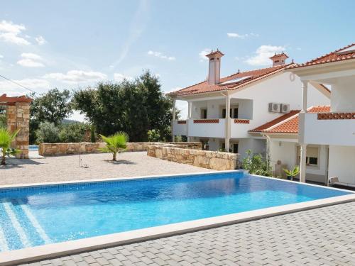 Modern Holiday Home in Lisbon with private Pool Jacuzzi Casa Aur lie Almogade portugal